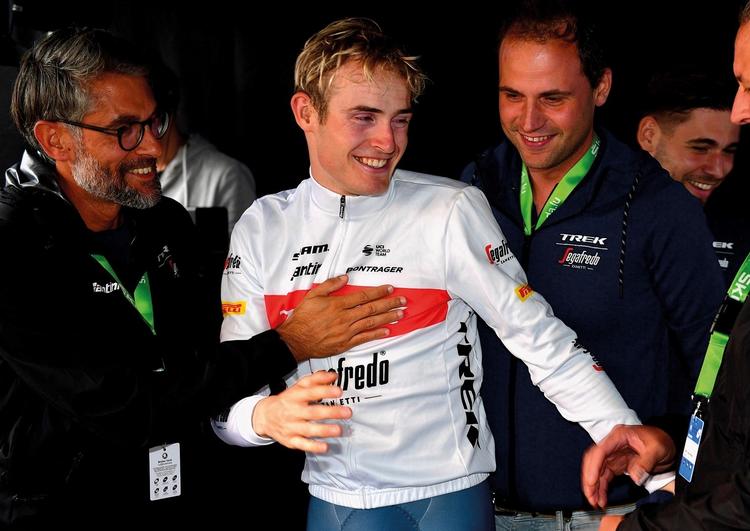 Mattias Skjelmose lykønskes for karrierens første sejr i Luxembourg Rundt umiddelbart inden afrejsen til Australien.  Foto: Cyclingpix/Serge Walbillig.