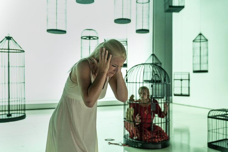 Gisella Stille er perfekt castet i hovedrollen som Katja Kabanova, der drives i døden af et konservativt gammeldags samfund og en ond svigermor. Foto: Camilla Winther