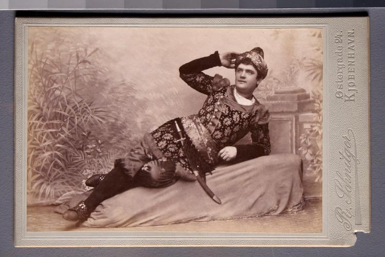 Christian Zangenberg tog sig godt ud i rollen som Aladdin ved Det Kongelige Teaters opførelse i 1890, men den unge teaterkritiker Ahlefeldt-Laurvig var langt fra begejstret for hans indsats. Foto: Teatermuseet i Hofteatret