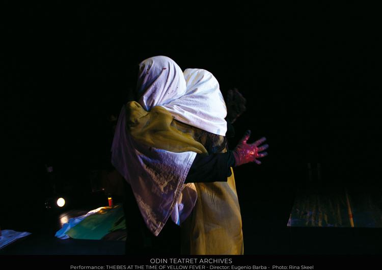 To skuespillere, der kysser hinanden eller et maleri af Magritte? Begge dele. I Odin Teatrets version.  Foto: Rina Skeel