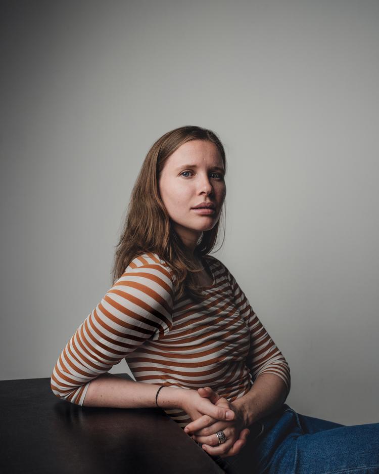 Kristin Vego kunne være inspireret af coronapandemien, når hun skriver om  en snigende mistro og den manglende øjenkontakt i et samfund. Foto: /Erika Hebbert