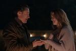 Romancen mellem sygeplejersken og jordemorderen Mel og kroejeren og krigsveteranen Jack er seriens absolut omdrejningspunkt. De spilles effektivt af Alexandra Breckenridge og Marin Henderson.  Foto: Netflix