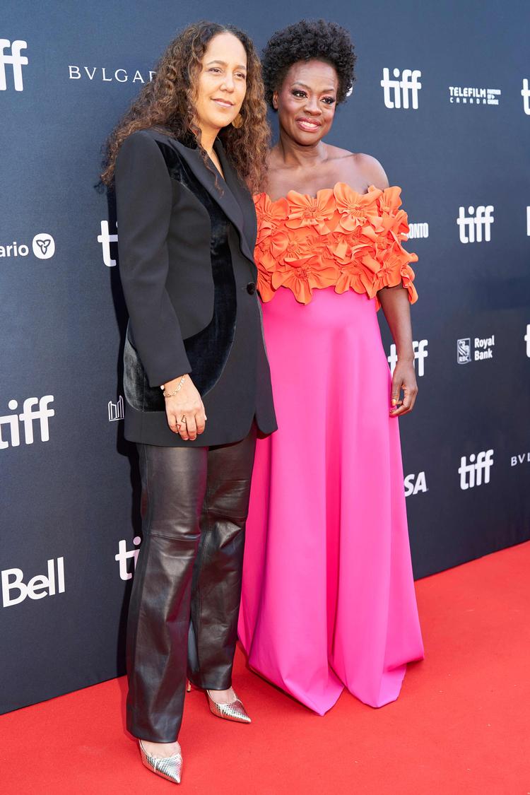 Viola Davis (th) spiller hovedkarakteren i filmen The Woman King, der er instrueret af Gina Prince-Bythewood (tv). Viola Davis er bedre kendt fra sine roller i filmene Niceville og Fences Foto: Geoff Robins/Ritzau Scanpix