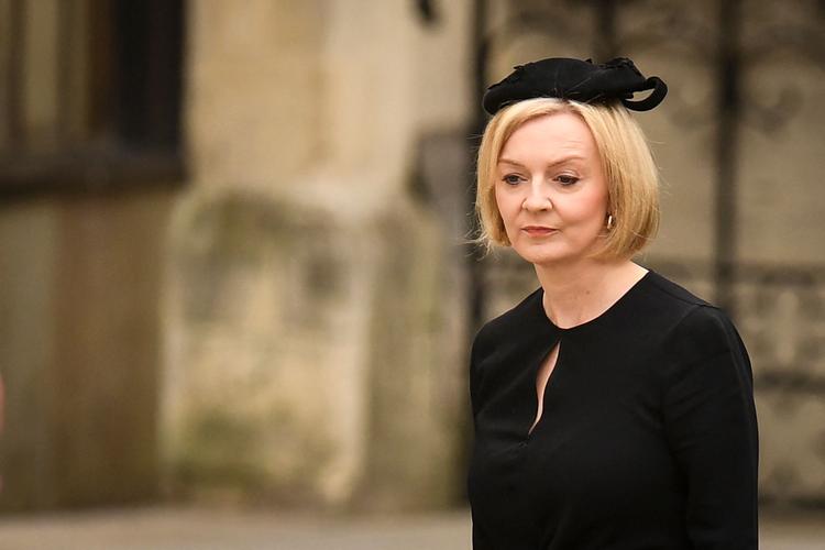 Efter at have deltaget i dronning Elizabeths begravelse fløj Storbritanniens nye premierminister, Liz Truss, til USA, hvor hun landede tirsdag morgen. Her skal hun ifølge The Guardian mødes med USA's præsident, Joe Biden, inden hun deltager i FN's generalforsamling i New York. Foto: Oli Scarff/Ritzau Scanpix