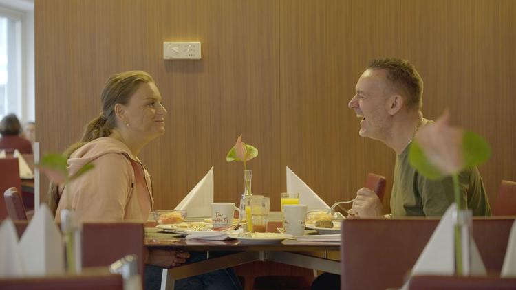 Tanja og Benny er på bryllupsrejse i Wien. Men smilet stivner, da Tanja finder ud af, at den ellers så lattermilde Benny ikke er medlem af Folkekirken. Foto: Theis Mortensen 