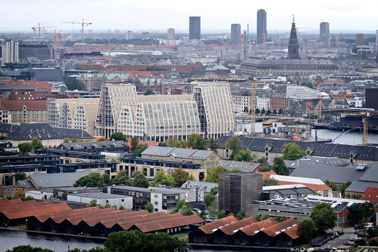 De gule nybyggerier tårner sig op på Christiansholm. De kommende beboere får lov at få vejnavnet Papirøen som adresse for den historiske placering. Foto: Jens Dresling