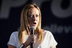 Den italienske politiker Giorgia Meloni taler til fans til et partimøde i Milano. Foto: Piero Cruciatti/Ritzau Scanpix