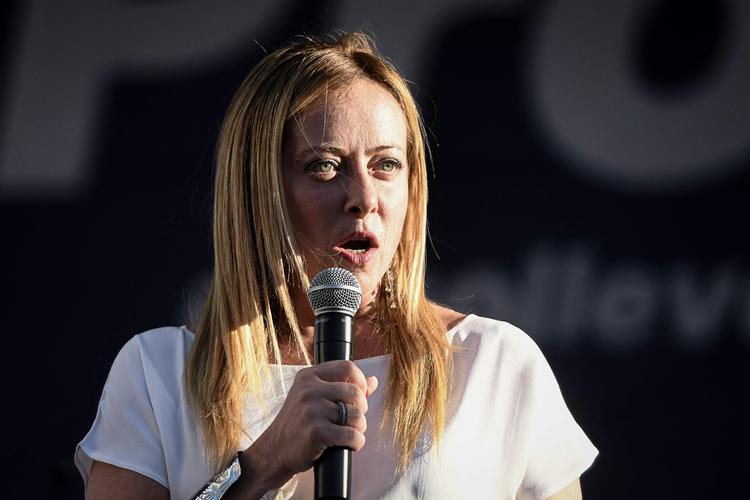 Den italienske politiker Giorgia Meloni taler til fans til et partimøde i Milano. Foto: Piero Cruciatti/Ritzau Scanpix