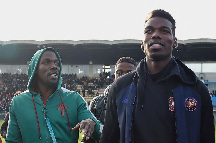     Paul Pogba med sin ældre bror Mathias, der er fængslet for  forsøg på afpresning af broderen. Den slags tilfælde er hyppige, siger flere eksperter, for de unge spillere har svært ved at holde afstand til grådige venner og familie. .    Foto: Guillaume Souvant/Ritzau Scanpix