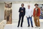 Musikeren Nick Cave (t.v.) ses her med den britiske kunstner Thomas Houseago (i midten) og skuespilleren Brad Pitt i Sara Hilden-museet i Tampere, Finland.  Foto: Jussi Koivunen/Ritzau Scanpix