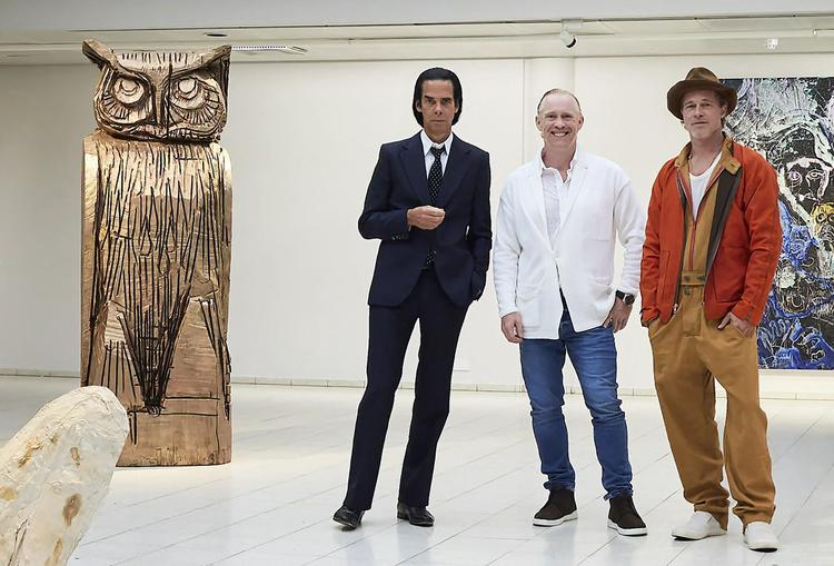 Musikeren Nick Cave (t.v.) ses her med den britiske kunstner Thomas Houseago (i midten) og skuespilleren Brad Pitt i Sara Hilden-museet i Tampere, Finland.  Foto: Jussi Koivunen/Ritzau Scanpix