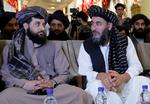 Afghanistans forsvarsminister, Mullah Mohammad Yaqoob Mujahid (tv.), og Bashir Noorzai (th.), narkobaron og Taleban-tilhænger, til en pressekonference mandag efter fangeudvekslingen. Foto: Stringer/Ritzau Scanpix