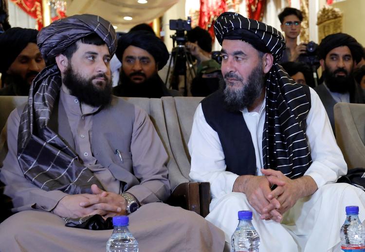 Afghanistans forsvarsminister, Mullah Mohammad Yaqoob Mujahid (tv.), og Bashir Noorzai (th.), narkobaron og Taleban-tilhænger, til en pressekonference mandag efter fangeudvekslingen. Foto: Stringer/Ritzau Scanpix