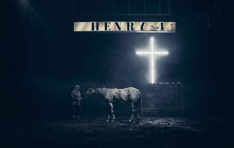 Det er et sandt voldsmaraton, der udspiller sig, når Shakespeares otte kongedramaer bliver fyret af i den over 5 timer lange ’Det europæiske slagtehus’.  Foto: Emilia Therese