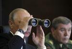  Vladimir Putin - som forventningsfuldt vidne til en russisk og belarusisk militærøvelse i 2017. I dag vender Sovjetunionens tidligere randstater ryggen til Putins Rusland. Ikke engang Belarus' hersker kan ifølge Charlotte Flindt Pedersen overleve at kaste sit land ind i krigen i Ukraine på Putins side.
 Foto: Sputnik/Ritzau Scanpix
