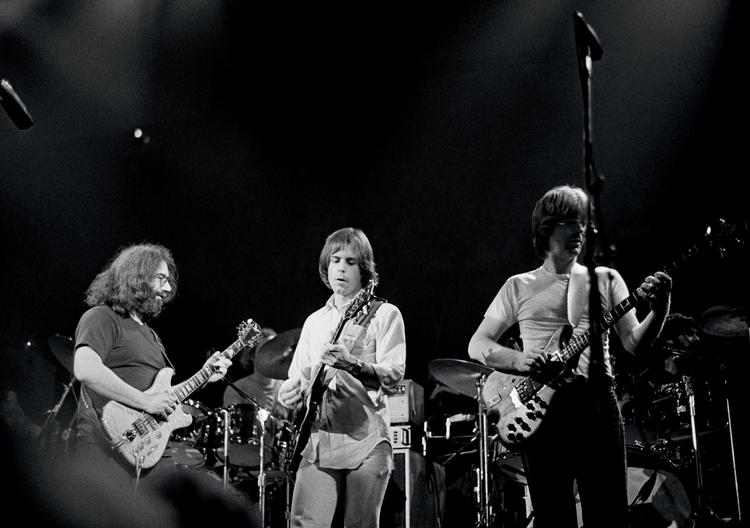 Jerry Garcia, Bob Weir og Phil Lesh i San Franciscos Winterland, 1977. Ny podcast prøver at formidle, hvorfor Grateful Dead stadig er relevant i 2022. Foto: Bob Minkin/Ritzau Scanpix