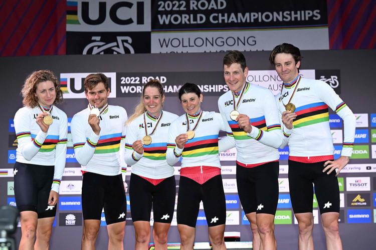 Seks glade schweizere i de nyerhvervede VM-trikoter efter sejren i mixed relay. Fra venstre: Marlen Reusser, Stefan Bissegger, Nicole Koller, Elise Chabbey, Stefan Küng og Mauro Schmid.
 Foto: William West/Ritzau Scanpix