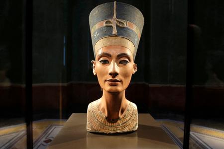 Skulpturen her, som vises i Det egyptiske museum i Berlin, forestiller dronning Nefertiti. Foto: Michael Sohn/Ritzau Scanpix