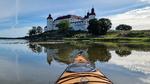 Ved den svenske sø Vänern kan du leje kajakker og bruge dagen på vandet, hvor du kommer tæt på vragrester og klippelandskab.  Foto: Sofia Wennberg