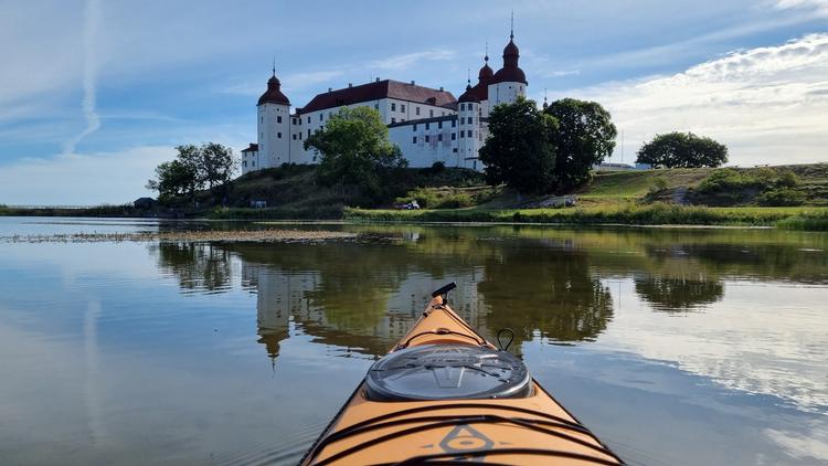 Ved den svenske sø Vänern kan du leje kajakker og bruge dagen på vandet, hvor du kommer tæt på vragrester og klippelandskab.  Foto: Sofia Wennberg