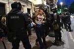 Endnu en aktivist bringes bort af politiet. Foto: Olga Maltseva/Ritzau Scanpix