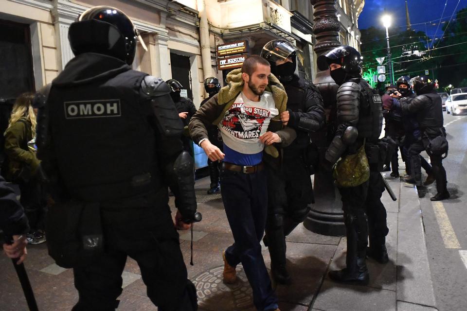 Endnu en aktivist bringes bort af politiet. Foto: Olga Maltseva/Ritzau Scanpix