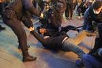 En ung mand anholdes i Moskva. Foto: Reuters/Ritzau Scanpix