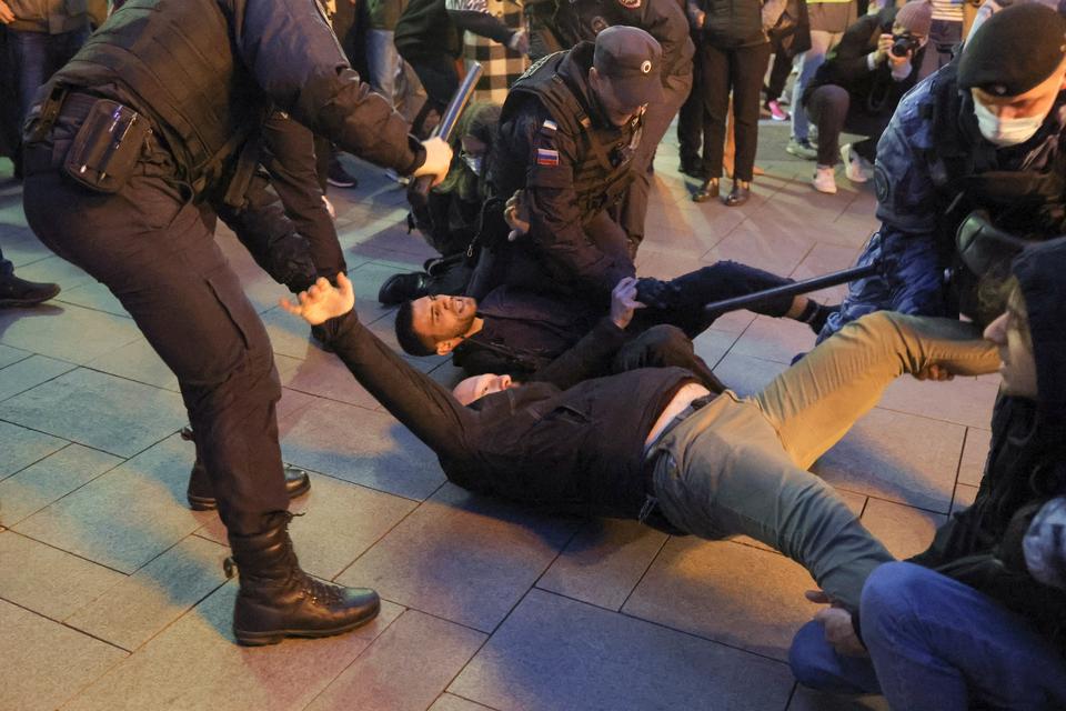 En ung mand anholdes i Moskva. Foto: Reuters/Ritzau Scanpix