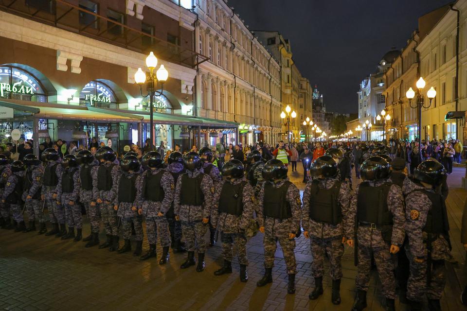 Deltagerne i fredsdemonstrationen i Moskva mødte kampklædte betjente. Foto: Reuters/Ritzau Scanpix