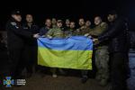 En gruppe ukrainske krigsfanger med deres flag efter frigivelsen. Foto: Handout/Ritzau Scanpix