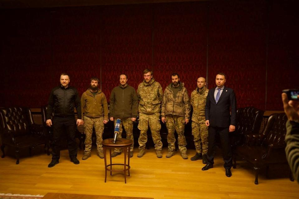 Flere officerer sammen med Ukraines indenrigsminsiter Denys Monastyrskyj talte via videolink med præsident Zelenskyj efter at være udvekslet. Foto: Ministry of Internal Affairs of/Ritzau Scanpix