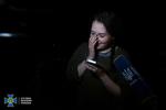 En kvinde, der var med til at forsvare Azovstalværket i Mariupol, kunne ringe til sine nære, straks hun var frigivet. Foto: State Security Service Of Ukrain/Ritzau Scanpix