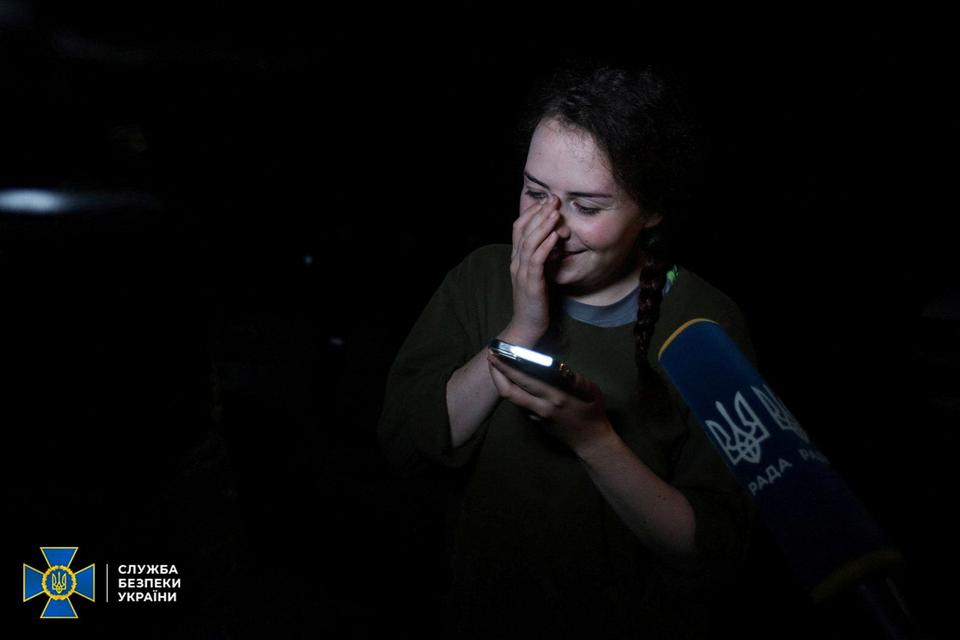 En kvinde, der var med til at forsvare Azovstalværket i Mariupol, kunne ringe til sine nære, straks hun var frigivet. Foto: State Security Service Of Ukrain/Ritzau Scanpix