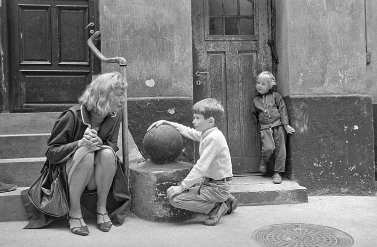 Tove Ditlevsen ses her i 'Barndommens gade' på Vesterbro i København. Billedet er fra 1967.    Foto: Knud Jacobsen