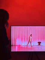 Arne Jacobsens lille Myrestol bliver budt op til dans i 'Skattejagt på museet.' Foto: Mille Maria Steffen-Nielsen Smith