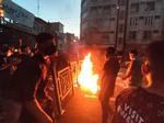 Iranene demonstrerer i Teheran mod præsteskabets undertrykkelse. Mange kvinder smider tørklædet på bål i gaderne. Protesterne har spredt sig til byer over hele landet efter,, at en ung kvinde døde i politiets varetægt. Hun var arresteret og tvunget til moralsk 'retledning', fordi hun nægtede at tildække sig i overensstemmelse med præsteskabets krav.
.
 Foto: -/Ritzau Scanpix