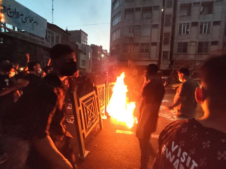 Iranene demonstrerer i Teheran mod præsteskabets undertrykkelse. Mange kvinder smider tørklædet på bål i gaderne. Protesterne har spredt sig til byer over hele landet efter,, at en ung kvinde døde i politiets varetægt. Hun var arresteret og tvunget til moralsk 'retledning', fordi hun nægtede at tildække sig i overensstemmelse med præsteskabets krav.
.
 Foto: -/Ritzau Scanpix