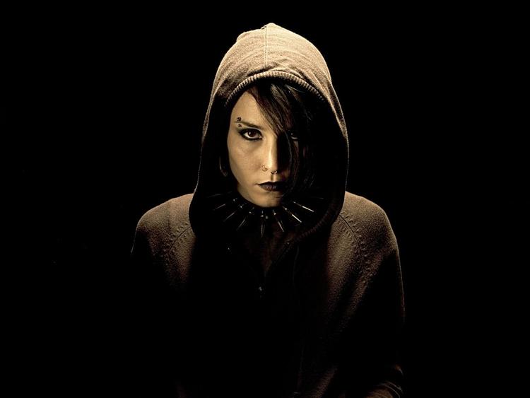 Romanfiguren Lisbeth Salander kaster stadig bøger af sig. Her Noomi Rapace fra filmatiseringen. Foto: Pr Foto