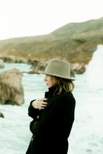 'Weather Alive' er det første album, Beth Orton selv har indspillet og produceret. Melodierne er smukke, impressionistiske og søgende, og Beth Orton skaber med sit band den særlige stemning mellem nattens mørke og det tidlige dagslys. 