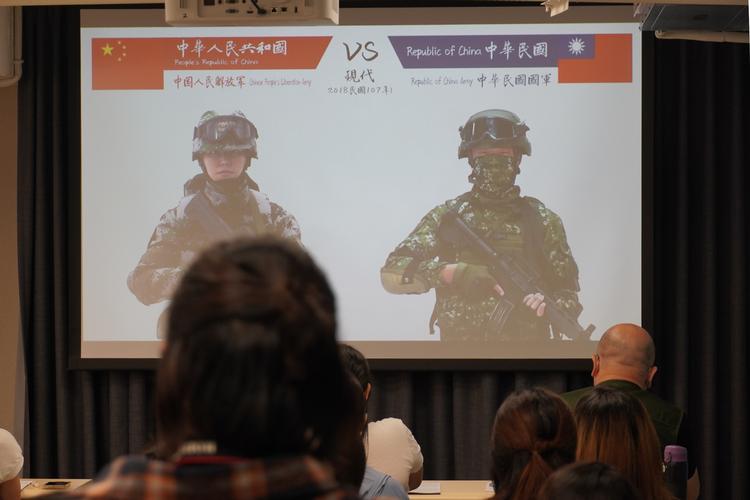 Klassen gennemgår standardudstyret for soldater, så de kan se forskel under en invasion. Til venstre en soldat fra Folkets Befrielseshær, til højre en soldat fra Taiwan. Foto: Sebastian Stryhn Kjeldtoft