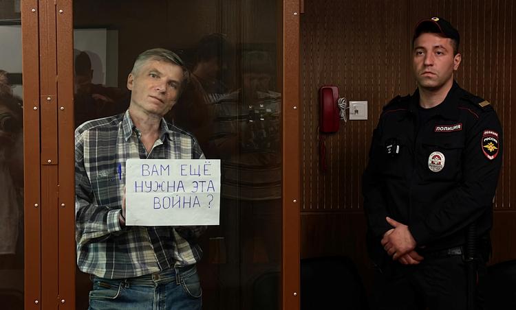 I retten holdt Aleksej Gorinov et skilt med teksten: 'Har I stadig brug for den her krig?'  op. Foto: Stringer/Ritzau Scanpix