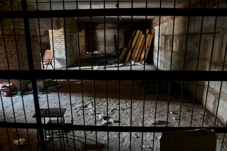 I denne kælder under den nu befriede by Kozacha Lopan i Kharkivregionen havde de russiske besættelsstyrker indrettet et torturkammer. Foto: Stringer/Ritzau Scanpix