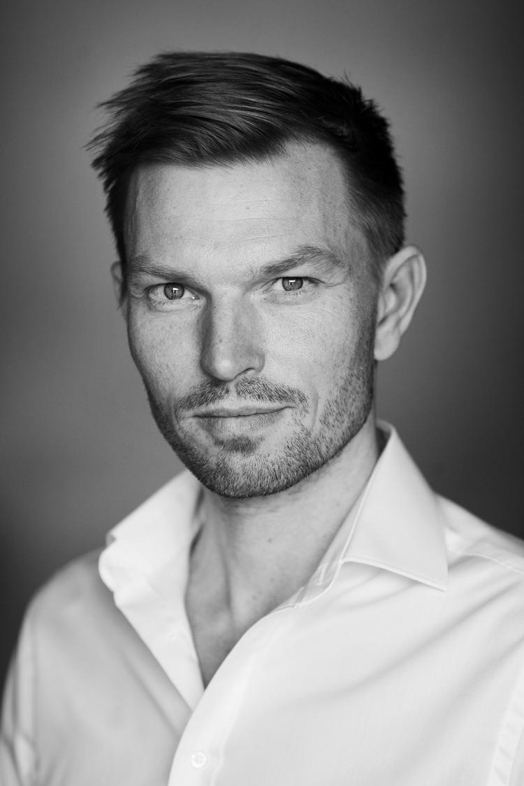 Christoffer Emil Bruun er vært på programmet 'Tidsånd'  på P1 og  trosredaktør ved siden af.  