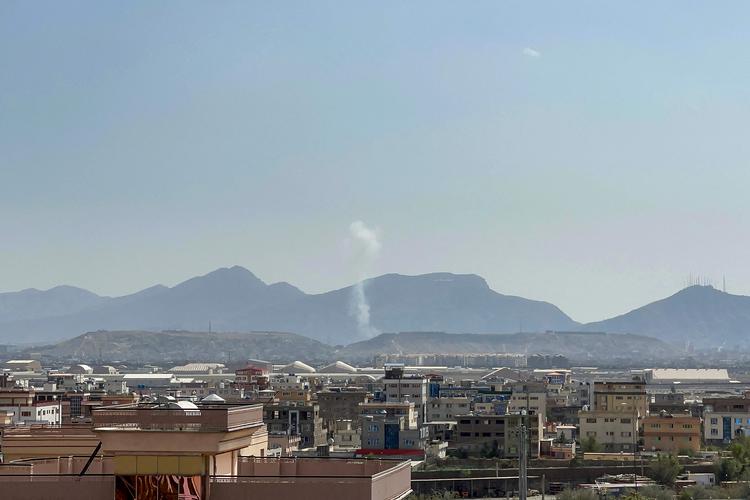 En røgsøjle fra eksplosionen kan ses over Kabul. Foto: -/Ritzau Scanpix