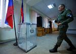 En soldat fra den selvproklamerede folkerepublik Luhansk afgiver sin stemme ved den såkaldte folkeafstemning, som finder sted frem mod tirsdag. Afstemningen opfattes som illegitim af Vesten. Foto: Alexander Ermochenko/Ritzau Scanpix