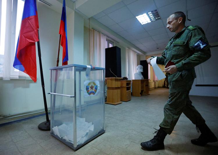 En soldat fra den selvproklamerede folkerepublik Luhansk afgiver sin stemme ved den såkaldte folkeafstemning, som finder sted frem mod tirsdag. Afstemningen opfattes som illegitim af Vesten. Foto: Alexander Ermochenko/Ritzau Scanpix