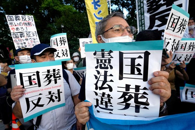 Der har de seneste uger været adskillige protester imod, at den japanske regering betaler for Shinzo Abes statsbegravelse. Foto: Kyodo/Ritzau Scanpix