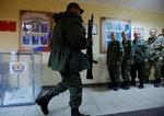 Et medlem af den selvudråbte Luhansk Folkerepublik (LPR) går med sin riffel efter at have afgivet sin stemme på et militæranlæg i Luhansk. Afstemningerne betragtes internationalt som illegitime. Ukraine September 23, 2022. REUTERS/Alexander Ermochenko Foto: Alexander Ermochenko/Ritzau Scanpix