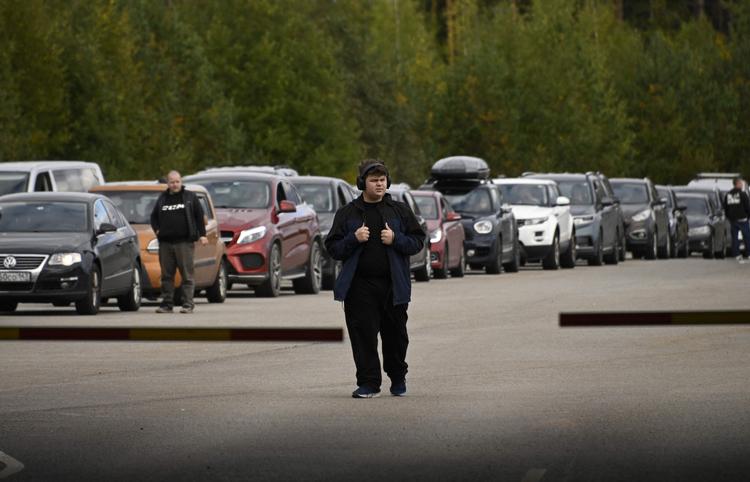 Biler fra Rusland venter i lange køer langs den finsk-russiske grænse. Der har været en eksplosion i antallet af russiske rejsende siden Putins delvise mobilisering. (Photo by Olivier MORIN / AFP) Foto: Olivier Morin/Ritzau Scanpix