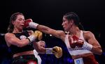 Boxing - Amanda Serrano v Sarah Mahfoud - IBF, IBO, WBC &amp; WBO World Featherweight Titles - AO Arena, Manchester, Britain- September 24, 2022 Amanda Serrano in action with Sarah Mahfoud Action Images via Reuters/Andrew Couldridge Foto: Andrew Couldridge/Ritzau Scanpix